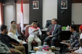 Ketua DPR Aceh, Teuku Muharuddin (kiri) berbicara dengan Major General (ret) Jaako Oksanen (kanan), Senior Adviser Martti Ahtisaari Centre (CMI), Helsinki, Finlandia, saat kunjungan di Banda Aceh, Kamis (18/10). Pertemuan Major General Jaako Oksanen CMI Finlandia dengan DPR Aceh untuk mengetahui perkembangan pembangunan pasca perjanjian damai Aceh (MOU) Helsinki dengan pemerintah Indonesia dan sekaligus menerima masukan dari DPR Aceh terkait pelaksanaan butir-butir MOU yang telah berlangsung selama 13 tahun. (Antara Aceh/Ampelsa/18)