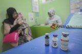 Seorang ibu antre untuk melakukan imunisasi di Rancamaya, Kabupaten Bogor, Jawa Barat, Kamis (25/10/2018). Data dari Kementerian Kesehatan mencatat bahwa selama lima tahun terakhir, cakupan imunisasi dasar lengkap tidak selalu menunjukkan hasil optimal. Cakupan imunisasi yang melebihi target hanya terjadi pada tahun 2013 dan 2016. ANTARA JABAR/Raisan Al Farisi/agr.