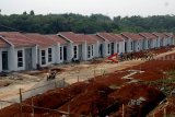 Pembangunan rumah subsidi di kawasan Bojong Gede, Bogor, Jawa Barat, Jumat (5/10). Kementerian Pekerjaan Umum dan Perumahan Rakyat (Kementerian PUPR) menyatakan perkembangan pembangunan program satu juta rumah telah mencapai 70 persen, dan PUPR menargetkan pembangunan pada tahun 2018 dapat meningkat dari jumlah 904.758 unit di tahun 2017. ANTARA JABAR/Yulius Satria Wijaya/agr/18.