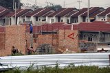 Pembangunan rumah subsidi di kawasan Bojong Gede, Bogor, Jawa Barat, Jumat (5/10). Kementerian Pekerjaan Umum dan Perumahan Rakyat (Kementerian PUPR) menyatakan perkembangan pembangunan program satu juta rumah telah mencapai 70 persen, dan PUPR menargetkan pembangunan pada tahun 2018 dapat meningkat dari jumlah 904.758 unit di tahun 2017. ANTARA JABAR/Yulius Satria Wijaya/agr/18.