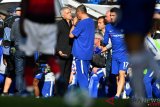 Pelatih Manchester United Jose Mourinho (kiri) berbincang dengan pelatih Chelsea Maurizio Sarri usai pertandingan lanjutan Liga Premier yang berakhir seri di Stamford Bridge, London, Sabtu (20/10/2018). REUTERS/Dylan Martinez/foc.