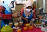 Peserta mengikuti Lomba Cipta Menu di kantor Pemkab Madiun, Jawa Timur, Rabu (24/10/2018). Lomba Cipta Menu non beras yang digelar Dinas Ketahanan Pangan dan PKK Kabupaten Madiun diikuti seluruh perwakilan kecamatan dimaksudkan untuk mendorong peningkatan konsumsi makanan berprotein tinggi. Antara Jatim/Siswowidodo/ZK.