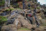 Seorang warga mencari aliran air di Curug Batu Templek yang mengering di Pasir Impun, Kabupaten Bandung, Jawa Barat, Senin (22/10/2018). Musim kemarau yang berkepanjangan membuat aliran Sungai Cisanggarung mengering yang berimbas pada wisata Curug Batu Templek. ANTARA JABAR/Raisan Al Farisi/agr.