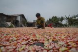 Pekerja mengeringkan kerupuk di pabrik produksi kerupuk Riung Bandung, Bandung, Jawa Barat, Selasa (17/10/2018). Ketua Gabungan Pengusaha Makanan dan Minuman Indonesia (GAPMMI) Adhi S Lukman memperkirakan pada 2019 mendatang, banyak perusahaan makanan dan minuman yang mulai menaikkan harga dari tiga hingga lima persen akibat dari dampak pelemahan rupiah. ANTARA JABAR/Raisan Al Farisi/agr.
