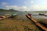 Perahu wisata terparkir di tepi Waduk Darma, Kuningan, Jawa Barat, Jumat (26/10/2018). Pemprov Jabar akan merevitalisasi Waduk Darma untuk mengoptimalkan potensi wisata di Kabupaten Kuningan. ANTARA JABAR/Dedhez Anggara/agr.
