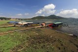 Perahu wisata terparkir di tepi Waduk Darma, Kuningan, Jawa Barat, Jumat (26/10/2018). Pemprov Jabar akan merevitalisasi Waduk Darma untuk mengoptimalkan potensi wisata di Kabupaten Kuningan. ANTARA JABAR/Dedhez Anggara/agr.
