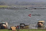 Perahu wisata terparkir di tepi Waduk Darma, Kuningan, Jawa Barat, Jumat (26/10/2018). Pemprov Jabar akan merevitalisasi Waduk Darma untuk mengoptimalkan potensi wisata di Kabupaten Kuningan. ANTARA JABAR/Dedhez Anggara/agr.
