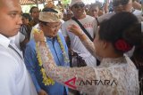 Calon Presiden nomor urut 02 Prabowo Subianto (tengah) menerima sambutan dari para pendukungnya dalam Deklarasai Emak-Emak dan Relawan Bali di Denpasar, Jumat (19/10). Kegiatan tersebut untuk menyatukan komitmen para ibu-ibu dan pendukung dalam pemenangan calon Presiden/Wakil Presiden nomor urut 02, Prabowo-Sandi. Antaranews Bali/Nyoman Budhiana/2018.