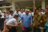 Calon Presiden nomor urut 02 Prabowo Subianto (tengah) menerima sambutan dari para pendukungnya dalam Deklarasai Emak-Emak dan Relawan Bali di Denpasar, Jumat (19/10). Kegiatan tersebut untuk menyatukan komitmen para ibu-ibu dan pendukung dalam pemenangan calon Presiden/Wakil Presiden nomor urut 02, Prabowo-Sandi. Antaranews Bali/Nyoman Budhiana/2018.