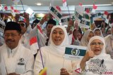 Gubernur terpilih Jawa Timur Khofifah Indar Parawansa (tengah) didampingi Ketua Umum Jaringan Kiai - Santri Nasional (JKSN) Roziqi (kiri) dan Ketua Muslimat NU Malaysia Mimin Mintarsih menghadiri deklarasi (JKSN) Perwakilan Malaysia untuk pemenangan Jokowi - KH Ma’ruf Amin di Kuala Lumpur, Minggu (21/10/2018). Deklarasi turut dihadiri 50 orang kiai dan tokoh masyarakat dari Provinsi Jawa Timur. ANTARA FOTO/Agus Setiawan/ama