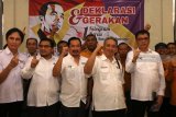 Sekjen DPP Relawan Jokowi (Rejo) Ferari Roemawi (ketiga kanan) didampingi Ketua Rejo Jawa Timur Kelana Aprilianto (kanan) beserta Relawan  Jokowi (Rejo) lainnya saat Deklarasi Relawan Jokowi (Rejo) di Surabaya, Jawa Timur, Minggu (14/10). Mereka mendeklarasikan dukungannya untuk memenangkan pasangan Joko Widodo-Maruf Amin pada Pilpres 2019. Antara Jatim/Didik Suhartono/mas/18