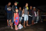 Sejumlah Pekerja Migran Indonesia (PMI) berbaris untuk didata oleh BP3TKI setibanya di Dinas Sosial Provinsi Kalbar, Kamis (25/10/2018) malam. Sebanyak 21 dari 120 PMI yang dipulangkan Depot Imigresen Bekenu Jabatan Imigresen Malaysia Negeri Sarawak melalui PLBN Entikong Kalbar, menjalani hukum sembat (cambuk) karena tidak memiliki paspor. ANTARA FOTO/Reza Novriandi/jhw