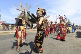 Peserta mengikuti acara Dermayu Art Karnaval di Indramayu, Jawa Barat, Selasa (9/10). Karnaval budaya yang diikuti peserta dari berbagai daerah tersebut dalam rangka hari jadi Kabupaten Indramayu. ANTARA JABAR/Dedhez Anggara/agr/18.