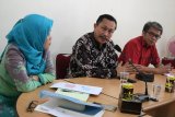 Ketua Komnas HAM Ahmad Taufan Damanik (tengah), bersama Sekjen Komnas HAM Tasdiyanto (kanan) dan Kepala Perwakilan Komnas HAM Kalbar Nelly Yusnita (kiri). berbicara saat dialog bersama wartawan di Kantor Perwakilan Komnas HAM Kalbar, Rabu (10/10). Ahmad Taufan Damanik menyatakan pihaknya akan memperkuat peran perwakilan Komnas HAM di setiap daerah termasuk di Kalbar, dalam penyelesaian permasalahan pelanggaran HAM. ANTARA FOTO/Jessica Helena Wuysang/18