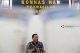 Ketua Komnas HAM, Ahmad Taufan Damanik berbicara saat menggelar dialog bersama wartawan di Kantor Perwakilan Komnas HAM Kalbar, Rabu (10/10). Ahmad Taufan Damanik menyatakan pihaknya akan memperkuat peran perwakilan Komnas HAM di setiap daerah termasuk di Kalbar, dalam penyelesaian permasalahan pelanggaran HAM. ANTARA FOTO/Jessica Helena Wuysang/18

