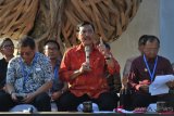 Menteri Koordinator Kemaritiman Luhut Binsar Panjaitan (tengah), Menteri Komunikasi dan Informatika Rudiantara (kiri), dan Gubernur Bali I Wayan Koster (kanan), menjadi pembicara dalam diskusi FMB9 yang bertema Capaian Indonesia dalam IMF-WB Annual Meeting di sela-sela Pertemuan Tahunan IMF World Bank Group 2018, Nusa Dua, Bali, Sabtu (13/10/2018). ANTARA FOTO/ICom/AM IMF-WBG/Veri Sanovri/kye