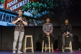     Co-Founder dan CEO situs Qlapa.com Benby Fajarai (kiri), Ketua INAPGOC Raja Sapta Oktohari (tengah), Atlet Perenang Garin Nathaniel (kanan) menjadi pembicara dalam diskusi forum pemuda 2018 di Jakarta, Sabtu (27/10/2018). DPP PDI Perjuangan menggelar diskusi forum pemuda 2018 dengan tema 