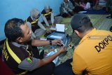 Tim Disaster Victim Identification (DVI) Polda Jawa Timur melakukan proses pengambilan sampel darah Slamet (tengah) dan Kartini (kedua kanan), orangtua Alfiani Hidayatul Solikah salah seorang pramugari pesawat Lion Air JT 610 yang mengalami kecelakaan, di Desa Mojorejo, Kebonsari, Kabupaten Madiun, Jawa Timur, Selasa (30/10/2018). Pengambilan sampel darah tersebut untuk keperluan identifikasi janazah korban pesawat Lion Air yang jatuh di perairan Karawang Jawa Barat. Alfiani merupakan salah seorang pramugari yang ikut dalam penerbangan pesawat yang mengalami kecelakaan itu. Antara Jatim/Siswowidodo/ZK