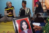 Tim Disaster Victim Identification (DVI) Polda Jawa Timur melakukan proses pengambilan sampel darah Slamet (tengah) dan Kartini (kedua kanan), orangtua Alfiani Hidayatul Solikah salah seorang pramugari pesawat Lion Air JT 610 yang mengalami kecelakaan, di Desa Mojorejo, Kebonsari, Kabupaten Madiun, Jawa Timur, Selasa (30/10/2018). Pengambilan sampel darah tersebut untuk keperluan identifikasi janazah korban pesawat Lion Air yang jatuh di perairan Karawang Jawa Barat. Alfiani merupakan salah seorang pramugari yang ikut dalam penerbangan pesawat yang mengalami kecelakaan itu. Antara Jatim/Siswowidodo/ZK