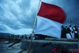 Sejumlah umat muslim melakukan zikir dan doa bersama untuk korban gempa dan tsunami Palu-Donggala di Anjungan Nusantara Pantai Talise Palu, Sulawesi Tengah, Jumat (12/10/2018). ANTARA FOTO/Yusran Uccang/pras. 