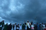     Sejumlah umat muslim melakukan zikir dan doa bersama untuk korban gempa dan tsunami Palu-Donggala di Anjungan Nusantara Pantai Talise Palu, Sulawesi Tengah, Jumat (12/10/2018). ANTARA FOTO/Yusran Uccang/pras.