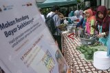 Warga mengantre untuk membeli nasi rendang yang dibayar seikhlasnya di Halaman Masjid Salman ITB, Bandung, Jawa Barat, Jumat (19/10/2018). Kegiatan yang dijadwalkan tiap hari Jumat tersebut bertujuan untuk menambah donasi dan bantuan dari gerakan pengiriman satu ton Rendang Yayasan Rumah Amal Salman untuk korban bencana di Palu dan Donggala, Sulawesi Tengah. ANTARA JABAR/Novrian Arbi/agr.