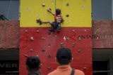 Seorang anak memanjat dinding saat acara edukasi wall climbing bagi anak di Sekretariat Vertical Rescue, Bandung, Jawa Barat, Sabtu (27/10/2018). Edukasi tersebut ditujukan untuk mengenalkan panjat tebing kepada anak serta melahirkan bibit atlet muda. ANTARA JABAR/Raisan Al Farisi/agr.