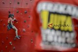 Seorang anak memanjat dinding saat acara edukasi wall climbing bagi anak di Sekretariat Vertical Rescue, Bandung, Jawa Barat, Sabtu (27/10/2018). Edukasi tersebut ditujukan untuk mengenalkan panjat tebing kepada anak serta melahirkan bibit atlet muda. ANTARA JABAR/Raisan Al Farisi/agr.