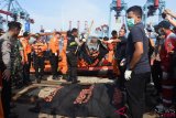Petugas mengevakuasi jenazah awak pesawat Lion Air JT 610 di Pelabuhan Tanjung Priok, Jakarta, Senin (29/10/2018). Pesawat Lion Air bernomor penerbangan JT 610 rute Jakarta-Pangkal Pinang yang sebelumnya mengalami 