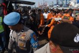 Petugas mengevakuasi jenazah awak pesawat Lion Air JT 610 di Pelabuhan Tanjung Priok, Jakarta, Senin (29/10/2018). Pesawat Lion Air bernomor penerbangan JT 610 rute Jakarta-Pangkal Pinang yang sebelumnya mengalami 