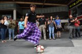 Duta LaLiga Fernando Morientes dengan mengenakan sarung menendang bola ketika bermain tendangan halilintar di sela-sela 'meet and greet' dan nonton bersama pertandingan 'El Clasico' di Surabaya, Jawa Timur, Minggu (28/10/2018). Kegiatan tersebut diharapkan dapat menghibur para penggemar sepak bola khususnya pecinta 'laLiga' di Surabaya. Antara Jatim/Zabur Karuru