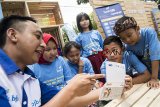 Petugas menjelaskan kegunaan dan manfaat tabungan simpanan pelajar (simpel) saat Festival bulan Inklusi Keuangan 2018 di Bandung, Jawa Barat, Rabu (24/10/2018). Festival bulan Inklusi Keuangan tersebut sebagai upaya mendorong minat masyarakat dan pelajar untuk mengenal lebih jauh kemudahan yang diberikan perbankan dalam praktik kehidupan sehari-hari. ANTARA JABAR/M Agung Rajasa/agr.
