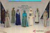     Sejumlah model memamerkan busana pada Moslem Fashion Festival di Surabaya, Jawa Timur, Jumat (12/10/2018). Berbagai macam model busana muslim karya sejumlah perancang busana dipamerkan dalam peragaan busana yang berlangsung sampai tanggal 14 Oktober 2018 itu. ANTARA FOTO/Didik Suhartono/pras.