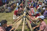 Sejumlah pelajar memainkan alat musik tradisional Calung renteng pada acara Preanger Tourism Fair 2018 di Karangresik, Kota Tasikmalaya, Jawa Barat, Minggu (14/10). Pertunjukan yang dikemas lewat kolaborasi antara calung renteng, angklung, perkusi dan alat musik modern itu dimainkan oleh 1.093 pelajar dari 15 sekolah bertujuan untuk melestarikan calung renteng agar lebih dikenal oleh generasi muda. ANTARA JABAR/Adeng Bustomi/agr/18.