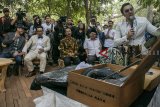 Gubernur Provinsi Jawa Barat Ridwan Kamil  (kedua kiri) berbincang dengan Direktur Utama BJB Ahamd Irfan (kiri) saat mengikuti lelang produk Jawa Barat pada acara Festival Ngopi Saraosna Volume 6 di halaman Gedung Sate, Bandung, Jawa Barat, Jumat (12/10). Festival tersebut menampilkan sedikitnya 20 jenis Kopi khas Jawa Barat yang siap diperkenalkan dan disajikan kepada masyarakat serta kegiatan konvoi motor (City Riding) juga lelang barang untuk donasi korban bencana alam di Palu dan Donggala, Sulawesi Tengah. ANTARA JABAR/Novrian Arbi/agr/18