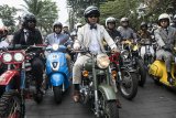 Gubernur Provinsi Jawa Barat Ridwan Kamil (tengah) mengendarai motor gede saat Festival Ngopi Saraosna Volume 6 di halaman Gedung Sate, Bandung, Jawa Barat, Jumat (12/10). Festival tersebut menampilkan sedikitnya 20 jenis Kopi khas Jawa Barat yang siap diperkenalkan dan disajikan kepada masyarakat serta kegiatan konvoi motor (City Riding) juga lelang barang untuk donasi korban bencana alam di Palu dan Donggala, Sulawesi Tengah. ANTARA JABAR/Novrian Arbi/agr/18
