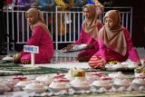 Sejumlah peserta mempersiapkan makanan dan minuman untuk disajikan dalam Saprahan pada Festival Saprahan di Pontianak, Kalbar, Rabu (17/10/2018). Festival Saprahan yang digelar Pemerintah Kota Pontianak tersebut, bertujuan untuk melestarikan tradisi turun temurun masyarakat Melayu Pontianak berupa makan bersama sajian yang dihamparkan. ANTARA FOTO/Jessica Helena Wuysang