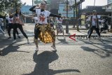 Sejumlah penari membawakan tarian kolaborasi modern dan tradisional dalam Flashmob Indonesia Menari 2018 pada Car Free Day, di Dago, Bandung, Jawa Barat, Minggu (14/10). Acara tersebut merupakan rangkaian awal dan pengenalan kepada masyarakat tentang gelaran Indonesia Menari 2018 yang dilaksanakan serentak di empat kota yakni Bandung, Jakarta, Semarang dan Solo pada 11 November mendatang. ANTARA JABAR/Novrian Arbi/agr/18