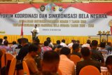 Menteri Koordinator Bidang Politik Hukum dan Keamanan (Menko Polhukam) Wiranto memberi sambutan saat Forum Komunikasi dan Sinkronisasi Kesadaran Bela Negara di Hotel Utami Juanda, Sidoarjo, Jawa Timur, Senin (29/10/2018). Forum yang diikuti sejumlah TNI POLRI tersebut mengambil tema 'Sosialisasi Inpres Nomor 7 Tahun 2018 tentang Rencana Aksi Nasional Bela Negara Tahun 2018-2019'. Antara Jatim/Umarul Faruq/ZK