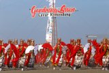 Penari gandrung menarikan tari kolosal di Pantai Boom, Banyuwangi, Jawa Timur, Sabtu (20/10/2018). Gelaran tari kolosal yang diperankan oleh 1.200 penari gandrung dengan tema 