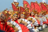 Penari gandrung menarikan tari kolosal di Pantai Boom, Banyuwangi, Jawa Timur, Sabtu (20/10/2018). Gelaran tari kolosal yang diperankan oleh 1.200 penari gandrung dengan tema 