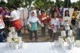 Anak-anak bermain permainan tradisional Engklek saat Gerakan Indonesia Bermain di Taman Heulang, Kota Bogor, Jawa Barat, Minggu (28/10/2018). Persatuan Terapi Bermain Indonesia menggelar Gerakan Indonesia Bermain dengan mengenalkan dan melestarikan berbagai permainan tradisional yang bertujuan untuk memenuhi hak anak bermain dan tumbuh kembang optimal serta terciptanya generasi emas 2045. ANTARA JABAR/Arif Firmansyah/agr.