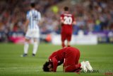     Pemain Liverpool Mohamed Salah sujud sukur usai mencetak gol ke gawang Huddersfield Town pada pertandingan liga inggris di stadion John Smith, Sabtu (20/10/2018). LIverpool menang dengan skor 0-1. ANTARA FOTO/Reuters/Carl Recine/pras.