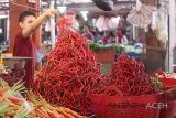 Pedagang menunggu pembeli saat berjualan komoditas bahan pokok di pasar induk Lambaro, Kabupaten Aceh Besar, Aceh, Selasa (31/10/2018). Harga sejumlah komoditas bahan pokok, antara lain cabai merah, bawang merah, wortel, tomat dan beberapa komoditas lainnya sejak sepekan terakhir di daerah itu mengalami fluktuasi sehubungan pasokan dan stok barang tidak stabil. (Antara Aceh/Ampelsa)