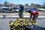 Pekerja menaikkan gas LPG 3 kg ke atas perahu untuk dibawa ke Pulau Mandangin di Pelabuhan Tanglok, Sampang, Jatim, Selasa (2/10). Harga LPG 3 kg di pulau tersebut lebih mahal dari harga HET sebesar Rp16.000 menjadi Rp18.000 per tabung karena tambahan biaya transportasi. Antara Jatim/Saiful Bahri/mas/18.