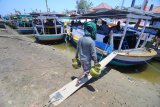 Pekerja menaikkan gas LPG 3 kg ke atas perahu untuk dibawa ke Pulau Mandangin di Pelabuhan Tanglok, Sampang, Jatim, Selasa (2/10). Harga LPG 3 kg di pulau tersebut lebih mahal dari harga HET sebesar Rp16.000 menjadi Rp18.000 per tabung karena tambahan biaya transportasi. Antara Jatim/Saiful Bahri/mas/18.