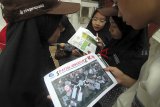Sejumlah siswa sekolah membaca peta dalam rangkaian Peringatan Hari Informasi Geospasial di Kantor Badan Informasi Geospasial, Cibinong, Bogor, Jawa Barat, Rabu (17/10/2018). Peringatan Hari Informasi Geospasial ke 49 mengambil tema 