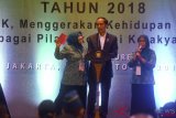 Presiden Joko Widodo (tengah) berbincang dengan perwakilan PKK daerah saat menghadiri puncak peringatan Hari Kesatuan Gerak PKK ke-46 dan Jambore Nasional Kader PKK Tahun 2018 di Jakarta, Selasa (2/10/2018). Kegiatan itu diselenggarakan dengan mengangkat tema PKK Menggerakkan Kehidupan Berkoperasi Sebagai Pilar Ekonomi Kerakyatan. ANTARA FOTO/Akbar Nugroho Gumay/wsj.