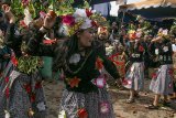 Warga saling melempar tomat busuk saat Helaran Perang Tomat di Cikareumbi, Kabupaten Bandung Barat, Jawa Barat, Minggu (28/10/2018). Sedikitnya dua ton tomat busuk digunakan untuk saling lempar sebagai ungkapan membuang sial dari segala macam hal buruk bagi masyarakat khususnya para petani saat musim tanam dan panen. ANTARA JABAR/Novrian Arbi/agr.