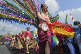 Peserta karnaval mengikuti jampanan heleran karnaval budaya pada Tasik October Festival 2018 (TOF) di Jalan Otto Iskandardinata, Kota Tasikmalaya, Jawa Barat, Minggu (14/10). Kegiatan TOF dalam rangka hari jadi ke-17 Kota Tasik sebagai salah satu media promosi memperkenalkan seni budaya, industri kreatif dan perdagangan di Kota Tasikmalaya, tersebut diikuti 41 kontingen dengan menampilkan 124 busana dari 13 perwakilan APEKSI Komwil III dan tim khusus penyandang disabilitas. ANTARA JABAR/Adeng Bustomi/agr/18